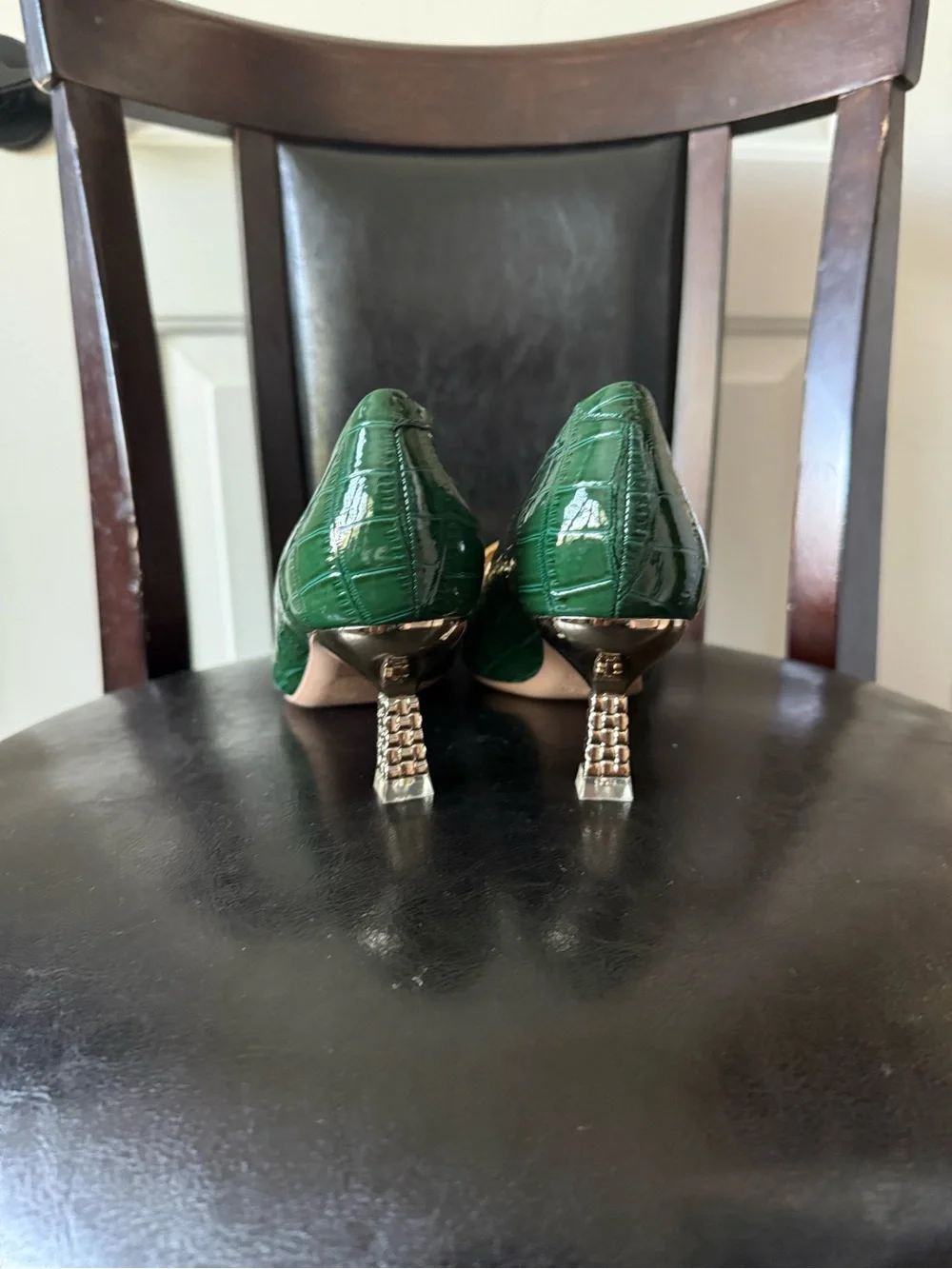 Green Croc-Embossed Pointed Toe Pumps with Gold Chain